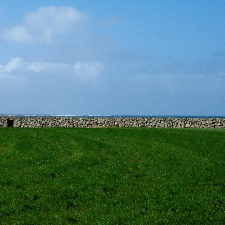 Stone fence level to the horizon